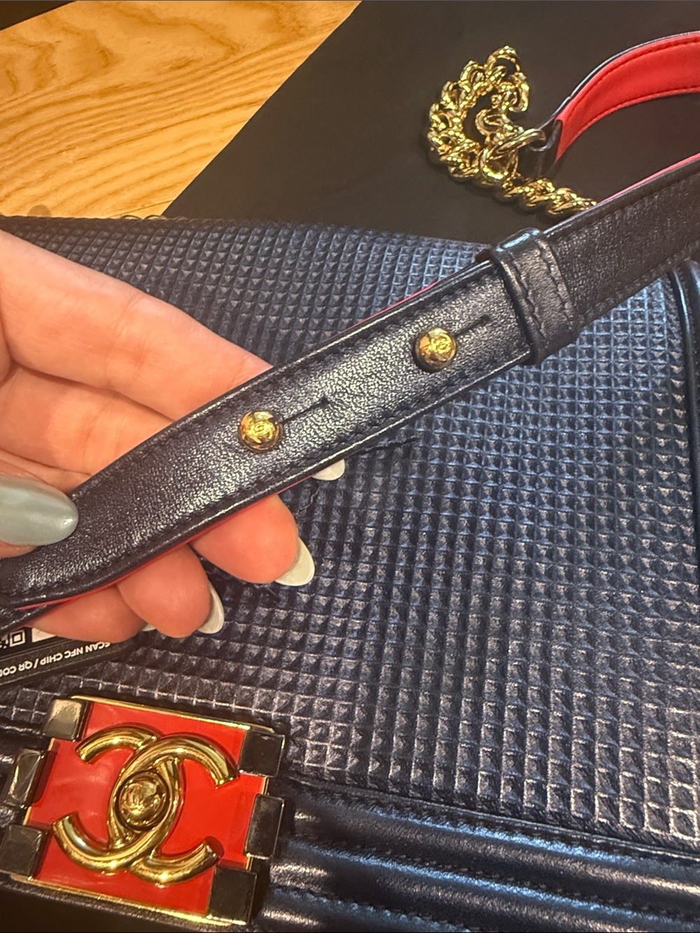 CHANEL Black Leather Shoulder Bag with Gold Chain and Red Accent - Picture 13 of 16